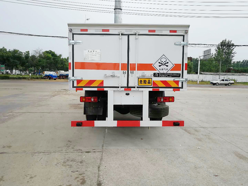 柳汽6.8米液氯运输车/毒性气体厢式运输车/危险品二类三项运输车