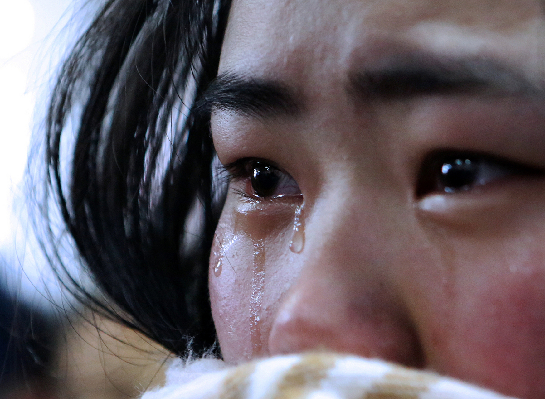 当人哭泣时,眼泪和鼻涕同时增多是由于眼部和鼻腔的生理结构和功能