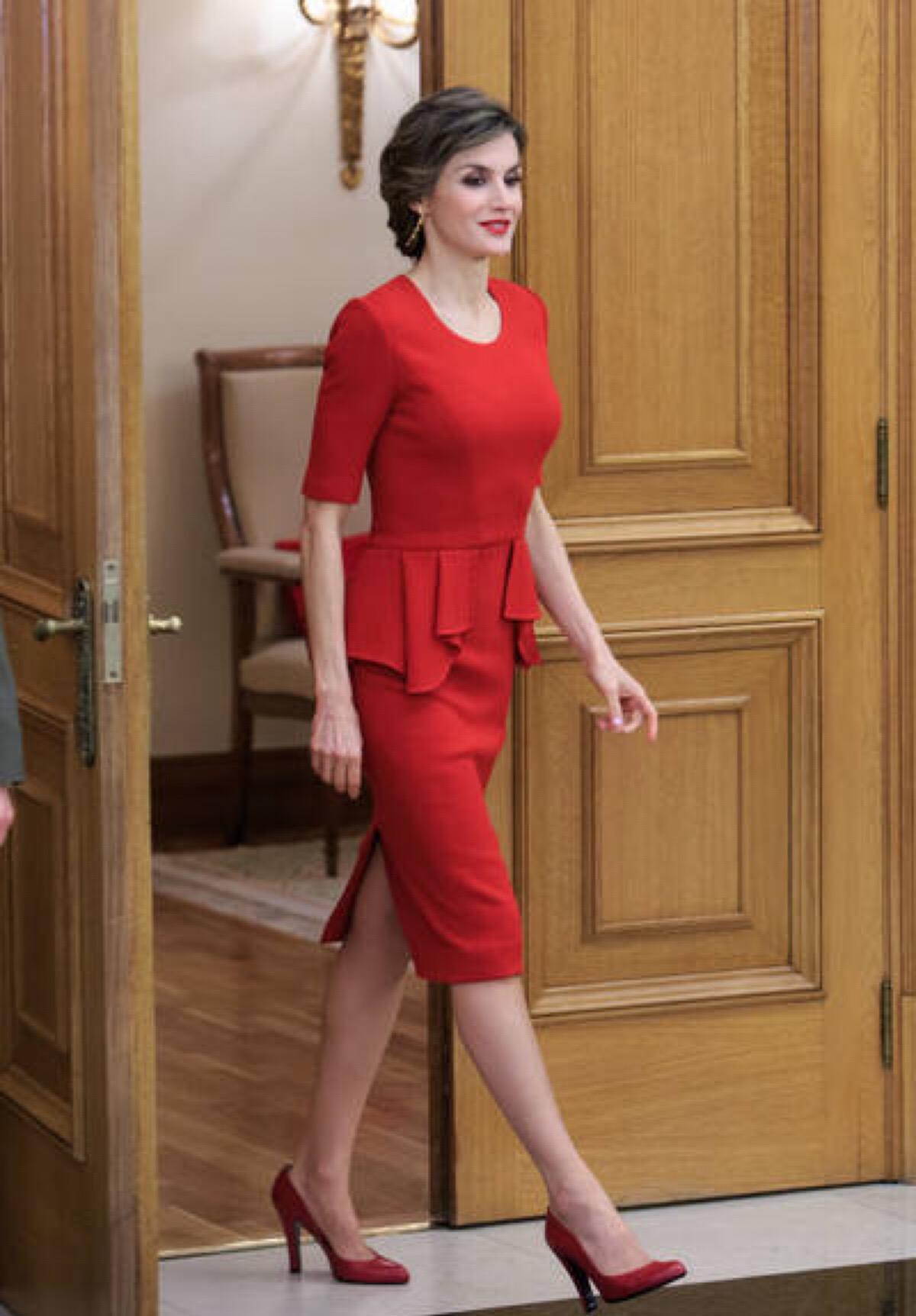 莱蒂齐亚太会穿!收腰连衣裙气质佳,要将"贵族蓝"进行到底