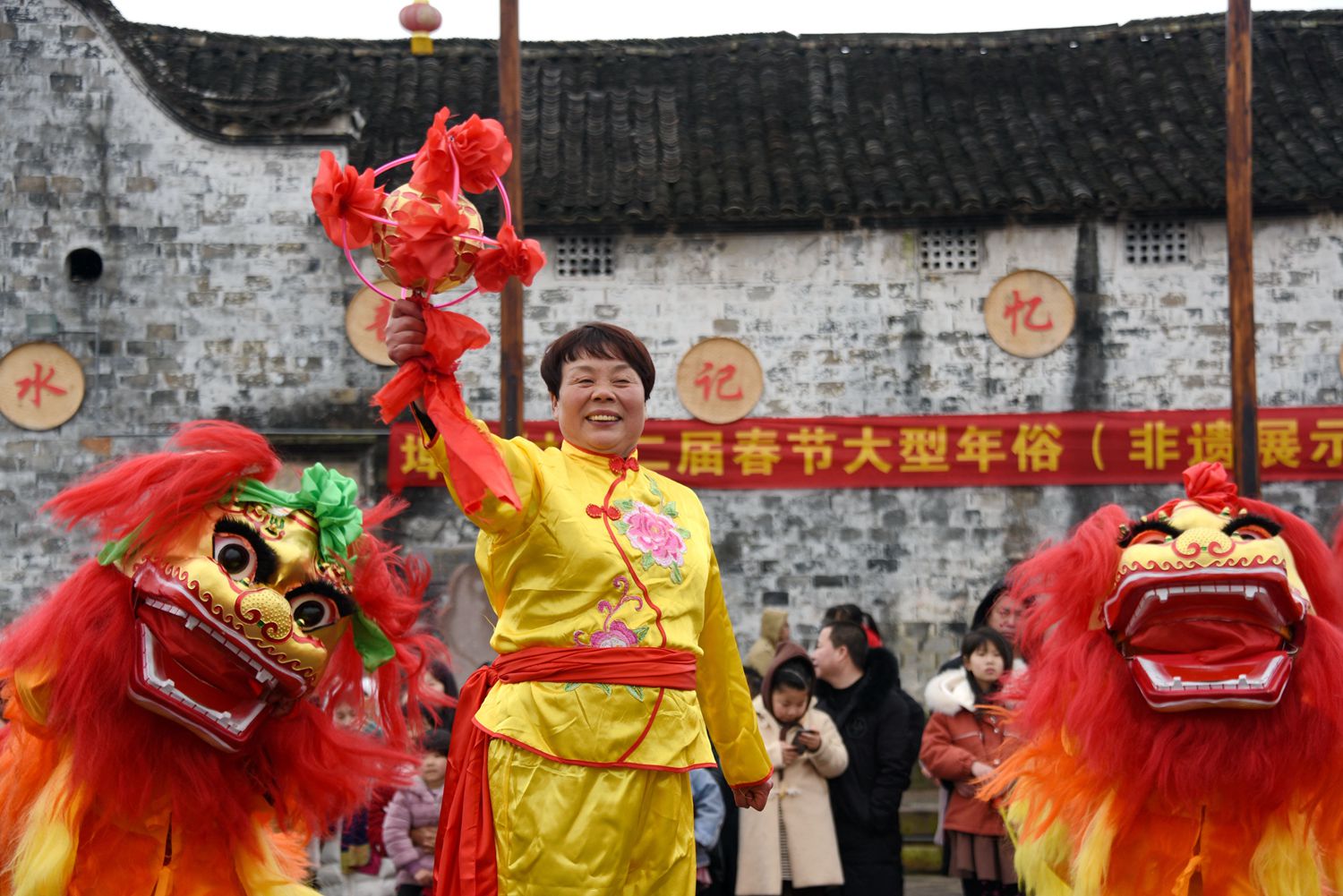 埠头镇埠头村女子舞狮队正在舞狮.