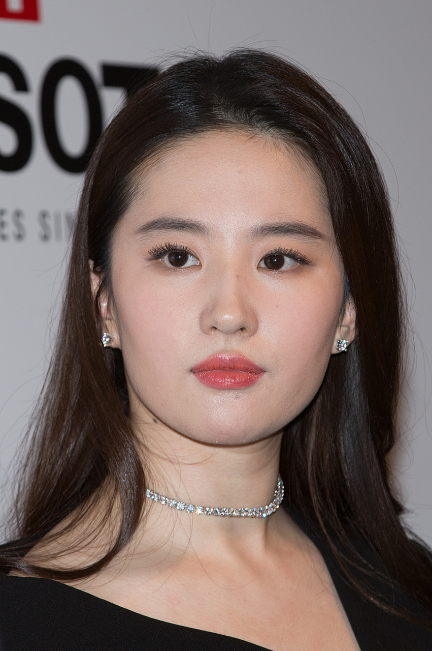 巴黎时装周刘亦菲用后置摄像头自拍#刘亦菲后置摄像头自拍