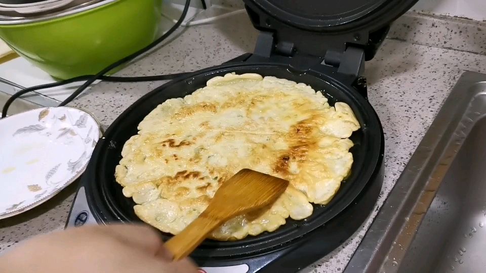 早餐吃够了面条,今天来吃不一样的新鲜鸡蛋饼吧,十分钟速成蛋饼
