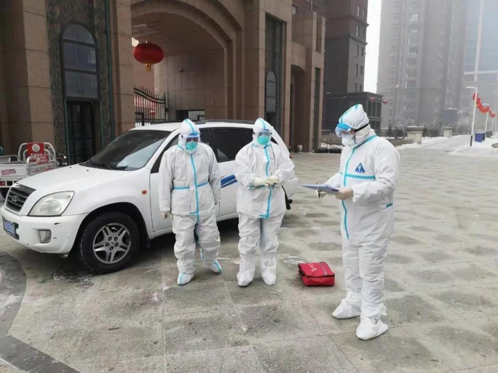 杨丽珍是奋战在抗"疫"一线的"采样人 " ,像她一样的采样人 赛罕区还有