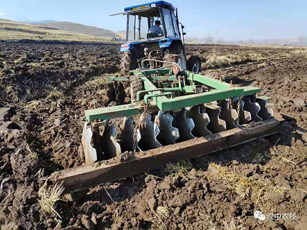 生产基地里进行机械深翻,机械靶磨作业.