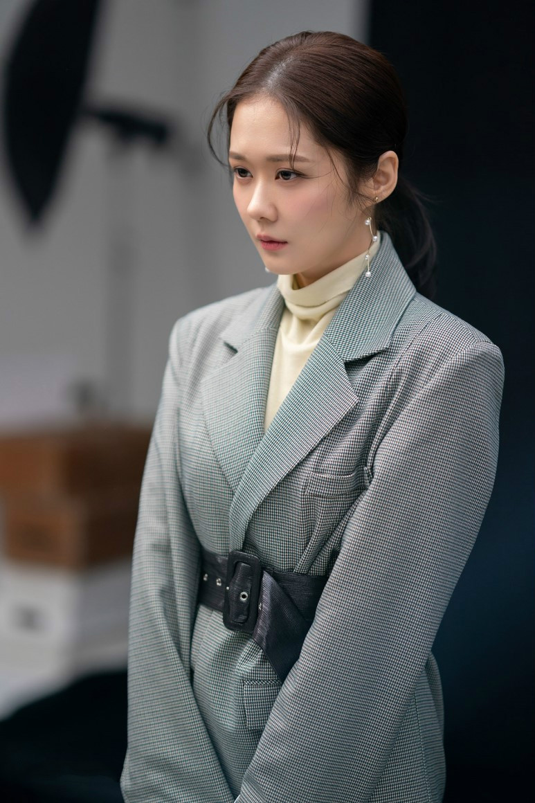 38岁张娜拉终于现身,低马尾配西装换轻熟风格,脸还是18岁少女样