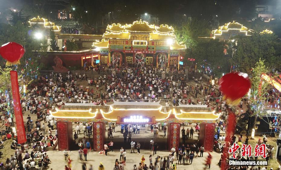 南昌西山万寿宫庙会盛况 十余万游客祈福参观
