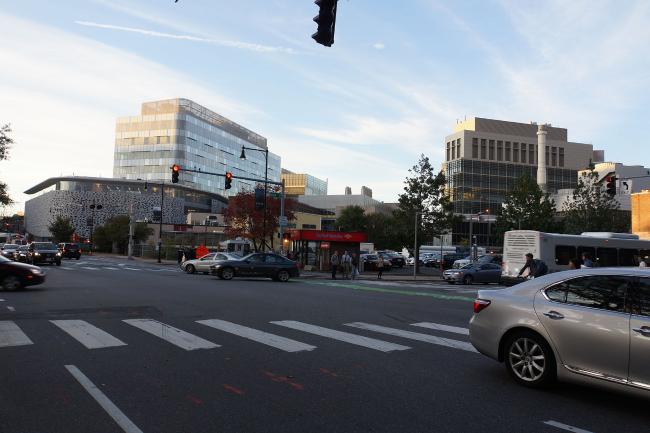 美国马萨诸塞州麻省理工学院值得一看,你知道吗? 校园门口的街道.