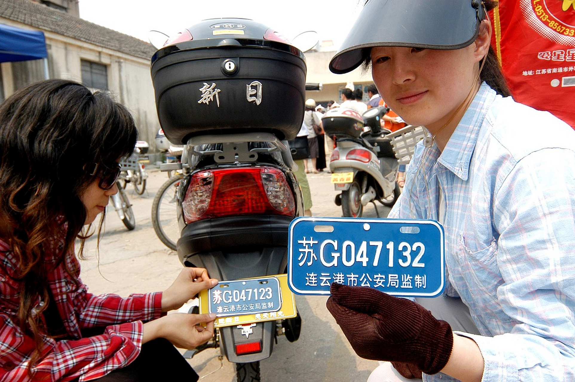 【东莞电动车临时牌照怎么办理】 电动车临时牌照的办理如下: (1)申请