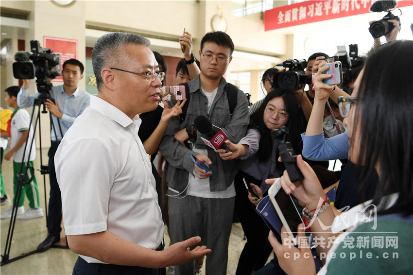 中联部公众开放日:发言人胡兆明接受媒体采访