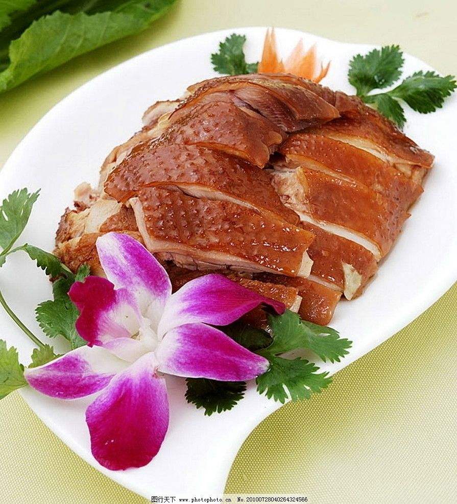 烧鹅,传统特色菜肴属粤菜系,色泽金红,味美可口