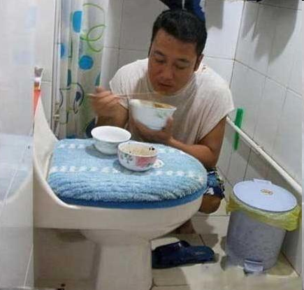 搞笑图片:每个蹲在厕所吃饭男人的背后,都有一个悍妻吗?