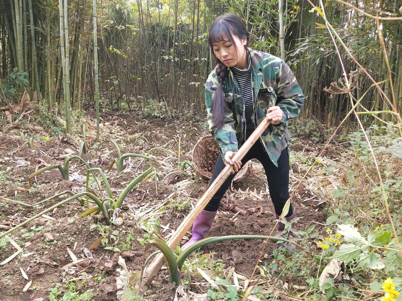 90后女孩儿喂猪,种地,背砖头照顾全家,却因颜值太高被质疑作秀