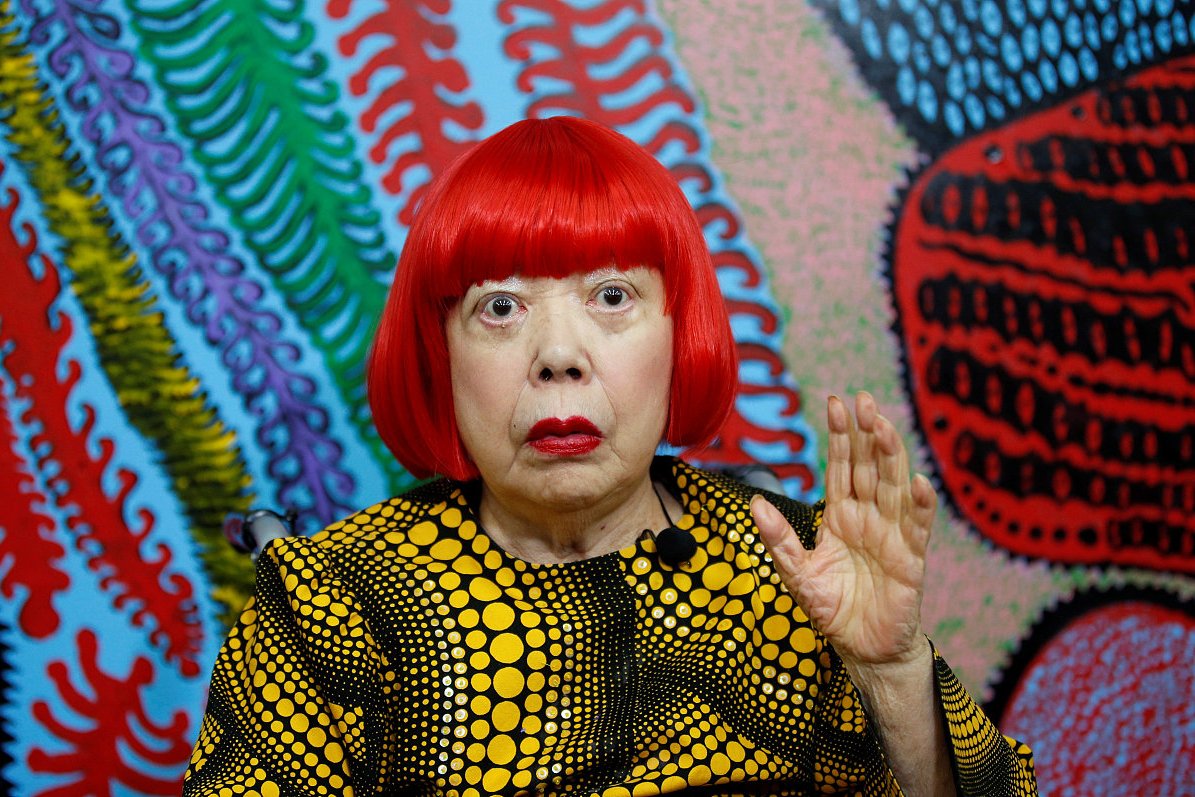 草间弥生,日本国宝级艺术家,以独特的圆点图案和重复性元素著称