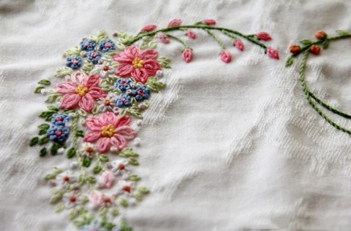 一簇花丛,色彩美丽而柔和,花型漂亮,其实只用了卷针绣,双层雏菊绣