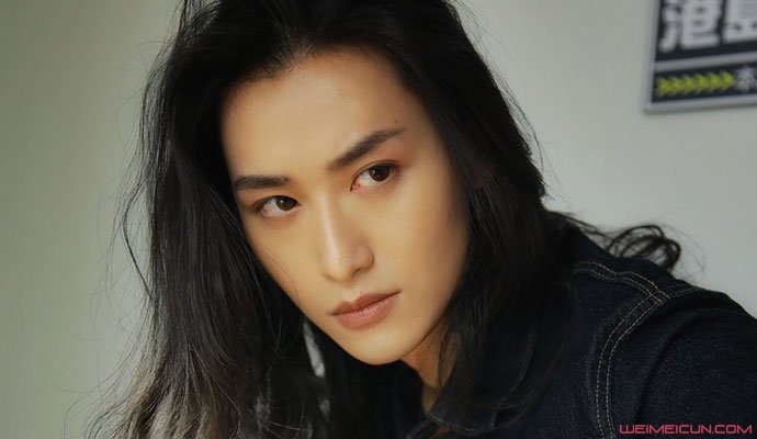 胡潇灵不管是男装还是女装扮相都都令人眼前一亮,堪比杀姐姐!