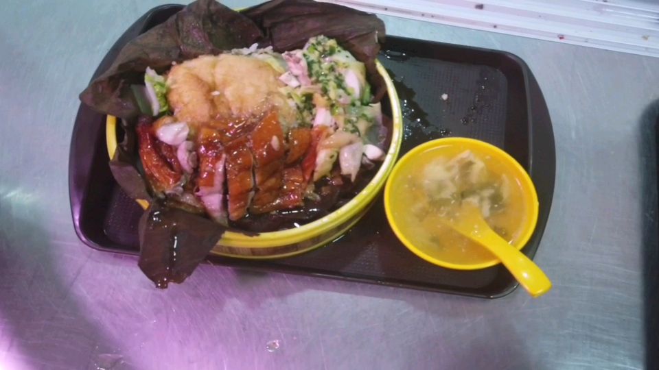 来了两份堂食双拼饭,阿成忙中不乱,就这份量23块贵吗?