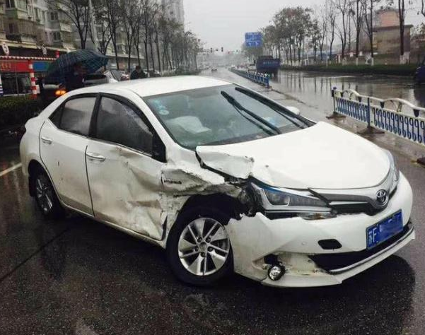 标致408侧面撞上丰田卡罗拉,网友:法系车比日系车还硬