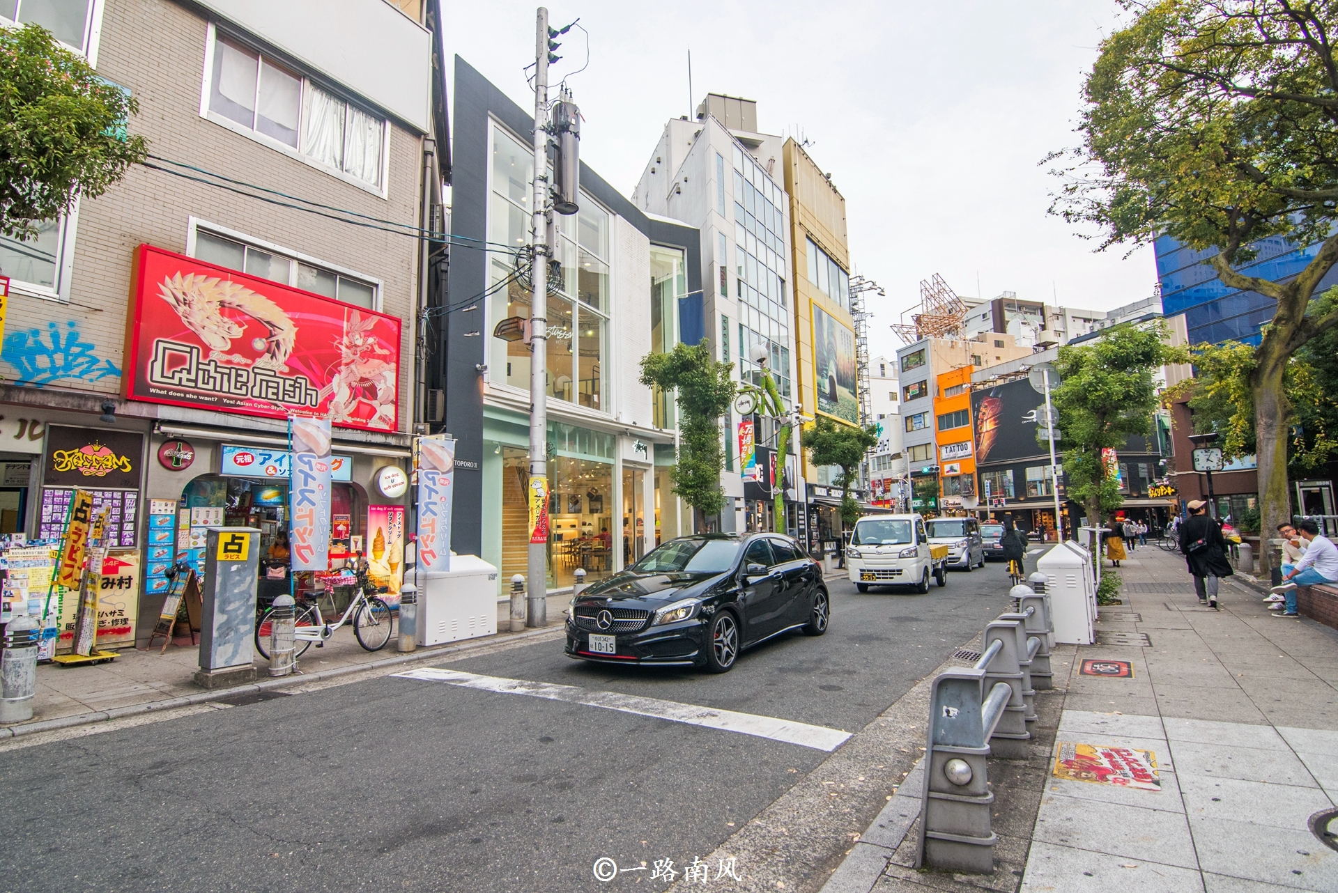 像美国村这样的购物区在很多地方都有,所不同的是大阪的美国村道路