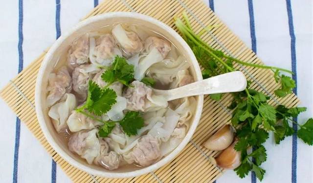愉快的元旦假期过后,来碗全自制的鸡汤混沌,提神醒脑鲜香滑嫩