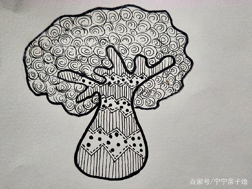 线描儿童画——大树,穿花衣服的大树!