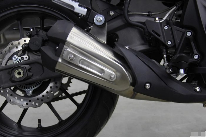 据小编了解:无极500r在车架焊接上采用氩弧焊,而普通摩托车采用的是