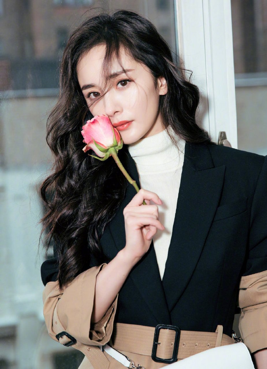 开叉设计秀出美腿,好身材让人羡慕   #万物皆可云# #女明星私服穿搭