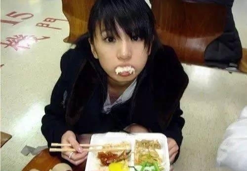 看看明星片场吃饭照,就晓得实力和偶像派的差别!最后一张太萌!