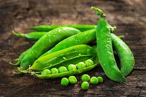 下入豌豆,加入盐,翻炒均匀,淋入适量水淀粉勾芡,大火加热至芡汁变得