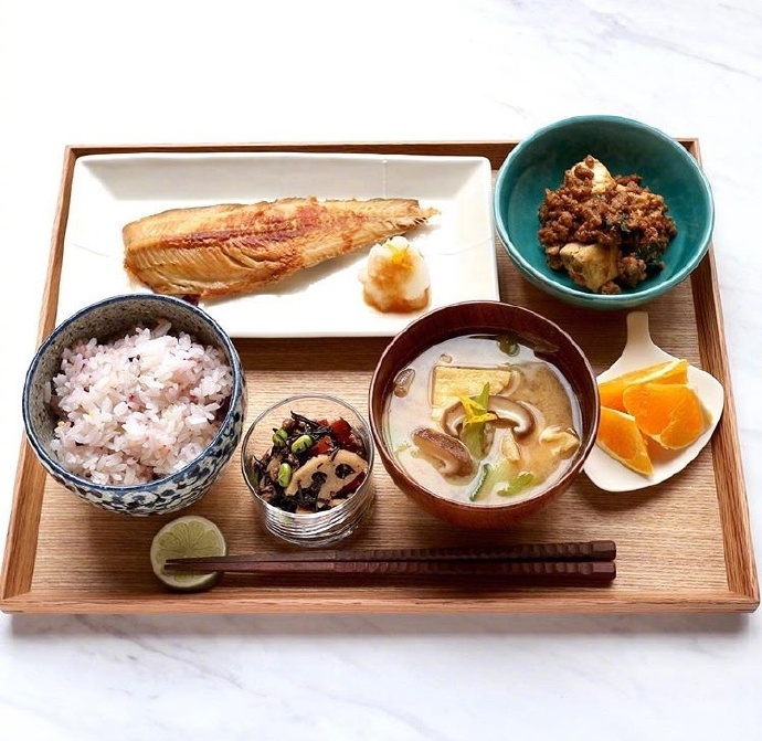 把好吃的饭菜装进好看的餐具里