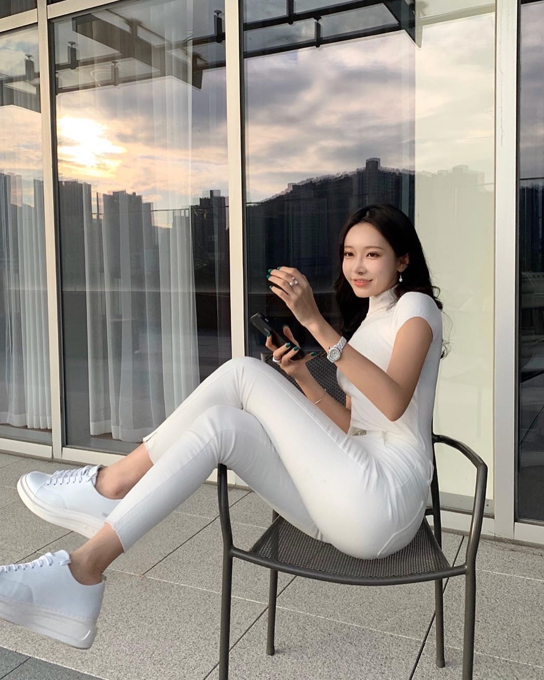 白色紧身裤的美女搭配