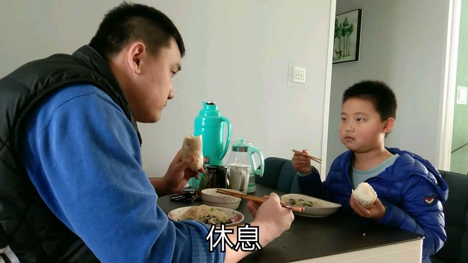 [图]七岁儿子饭量超成人,直言能把家吃垮