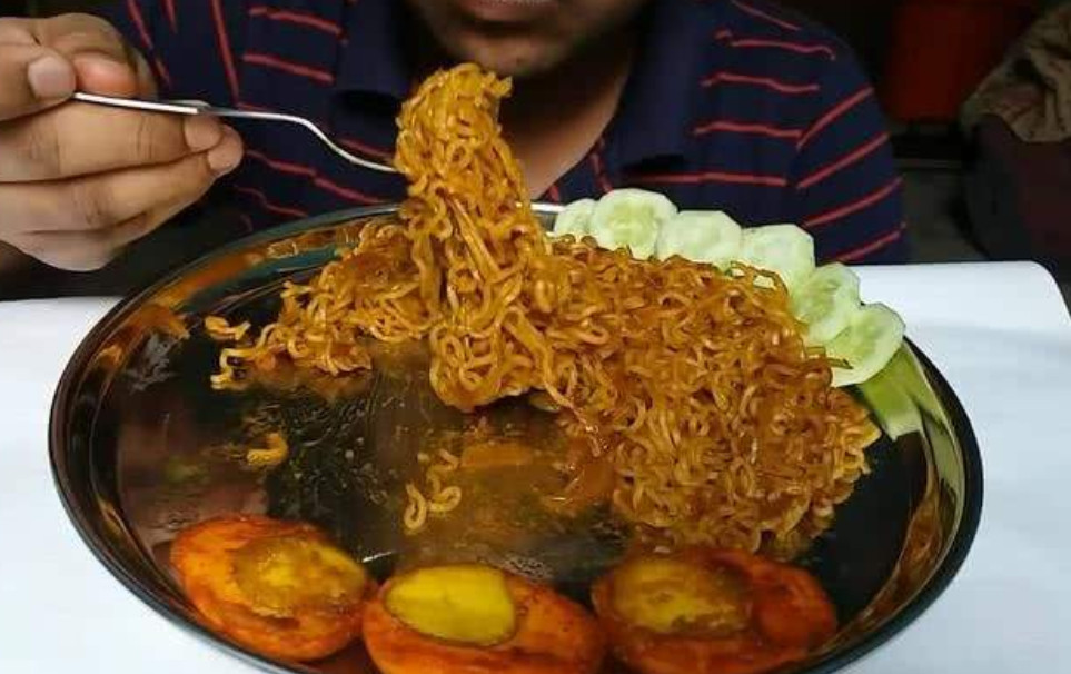 为何中国人吃泡面遭嫌弃,而印度人在吃泡面却令人羡慕?