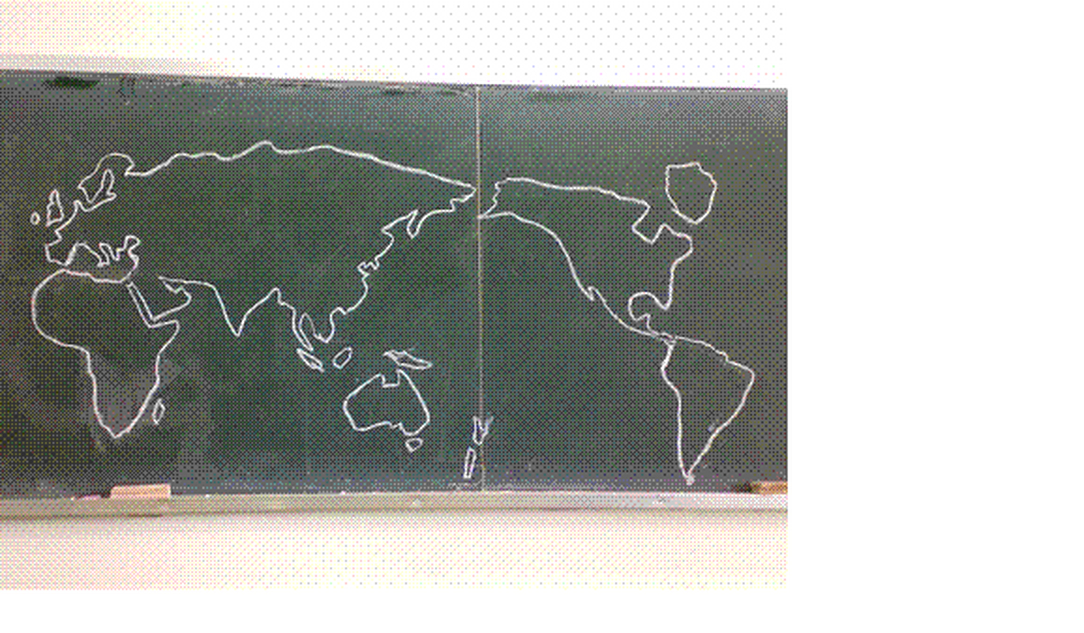 高中地理老师,上课时说到地理知识,直接在黑板上画了个世界地图,给