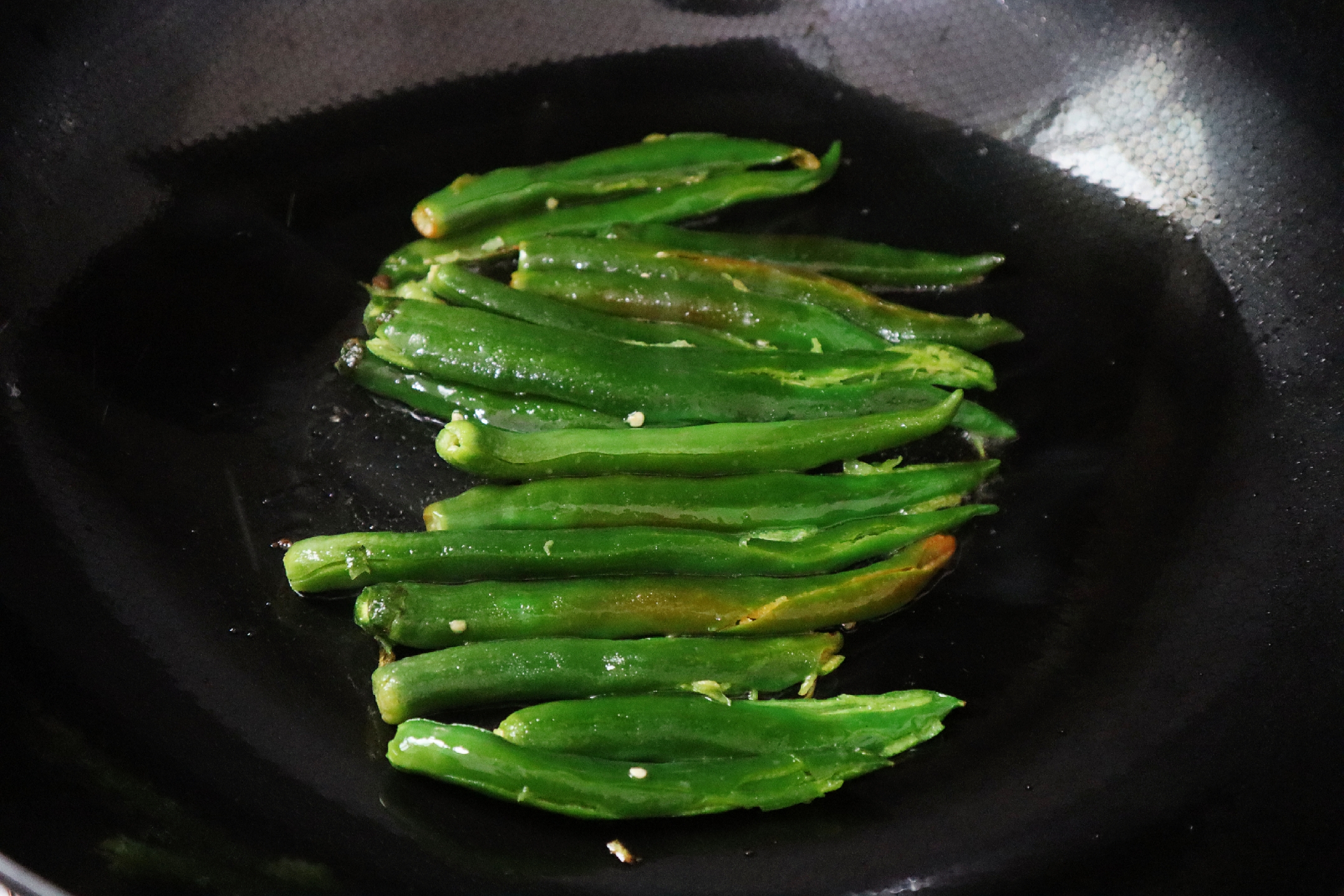 煎青椒时,盐先放还是后放,多数人做错了,难怪青椒不入味