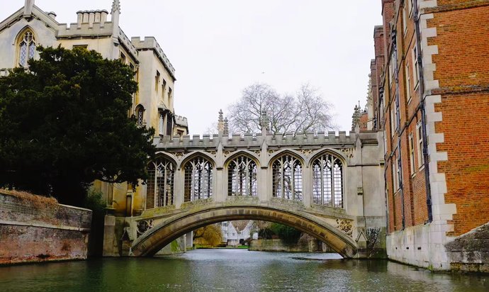 叹息桥是英格兰剑桥的一座廊桥,属于剑桥大学圣约翰学院