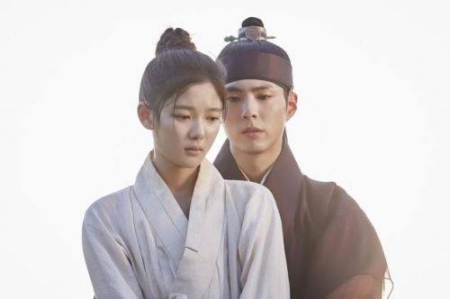 防弹少年团在香港举行演唱会,朴宝剑化身追星男孩,网友:好可爱