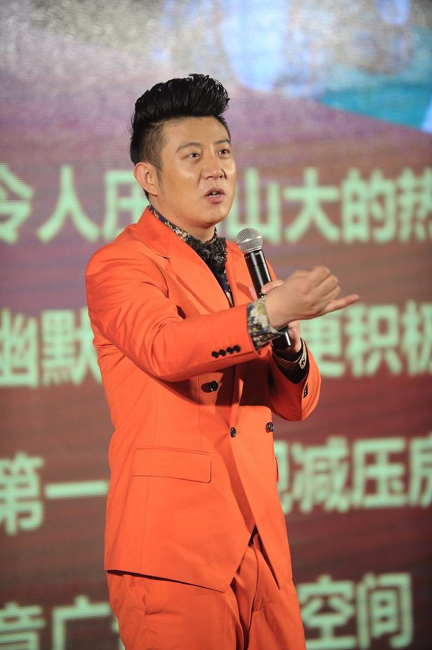 歌手曾毅说,我和玲花第一次见面的时候,我一头黄发,她一头红发.