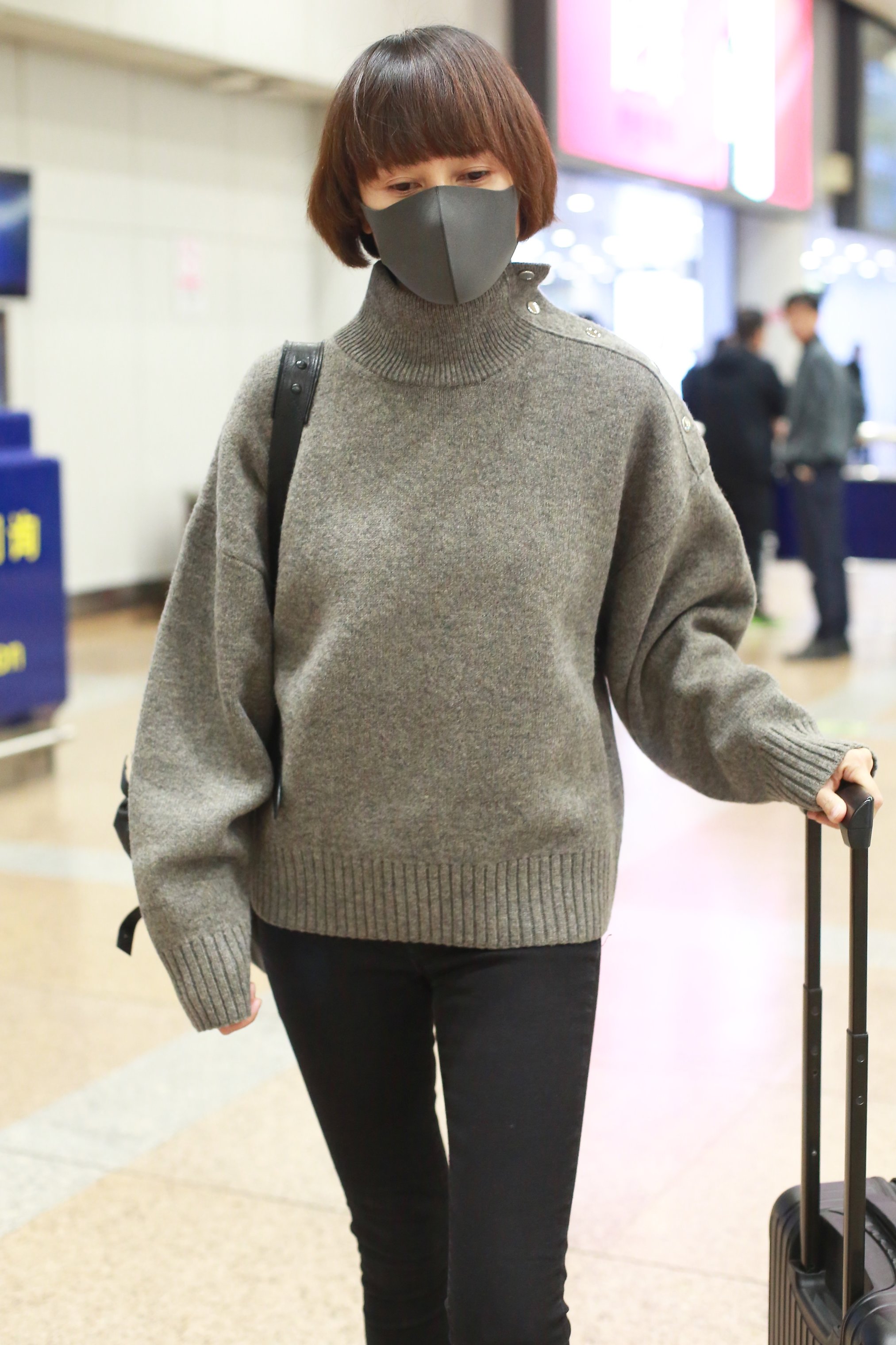 "唐晶"袁泉生活中仍是随性女强人,机场一人独行未见助理身影