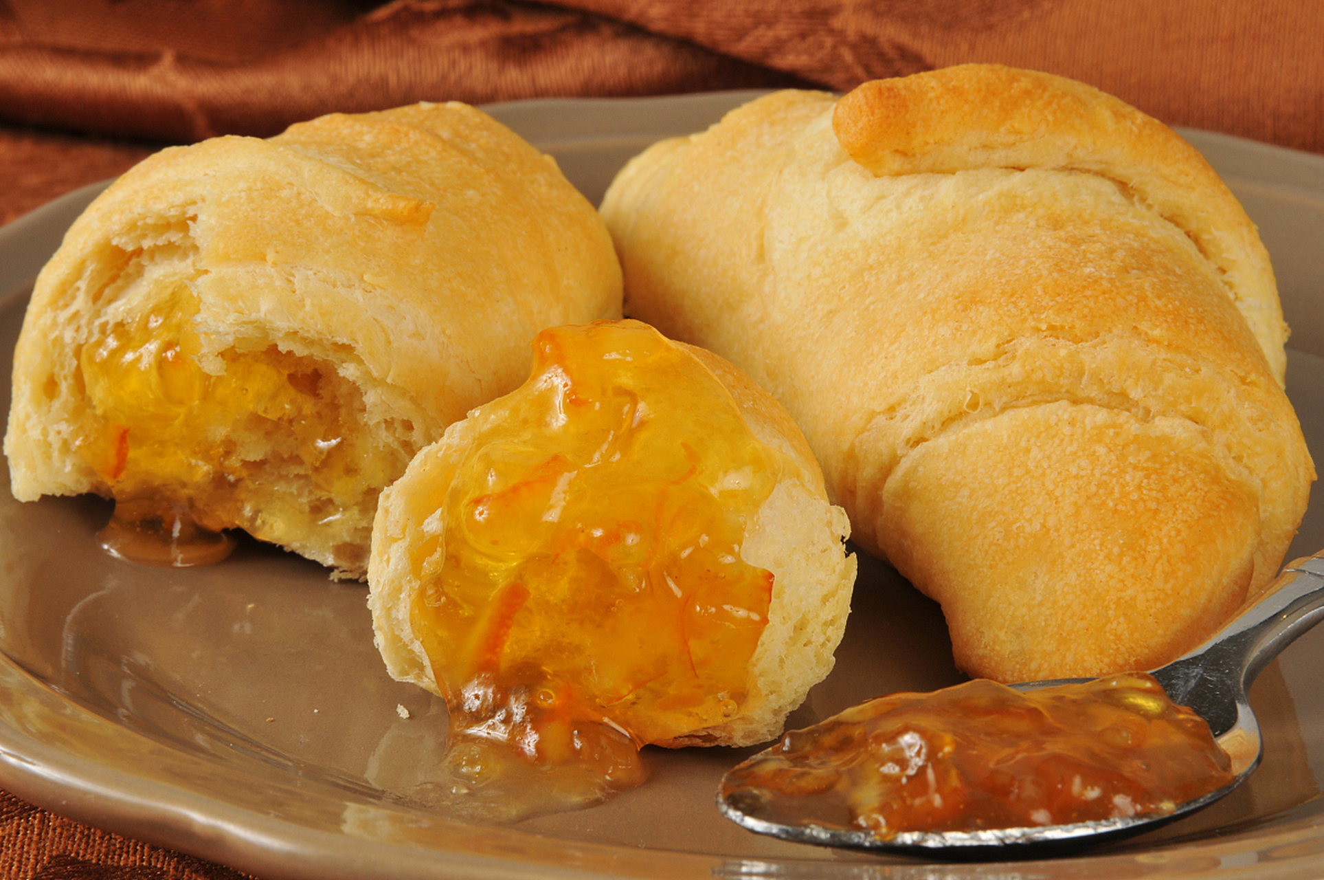 南京路步行街:这是上海最著名的商业街之一,有很多小吃摊位和餐厅,如