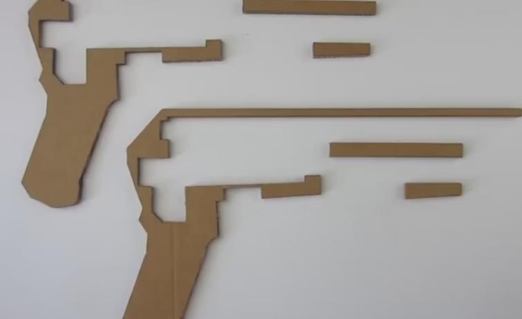 刺激战场:感受一下大神用瓦楞纸制作的akm,一枪打爆塑料杯