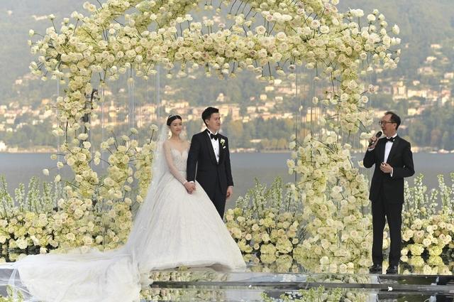 文咏珊意大利婚礼依山傍水,新人在夜幕烟花下相拥标题图片