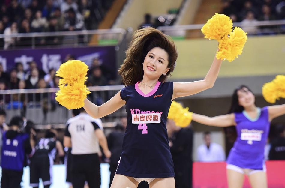 cba40轮篮球宝贝 柔韧十足 性感热舞 一字马为主队打call