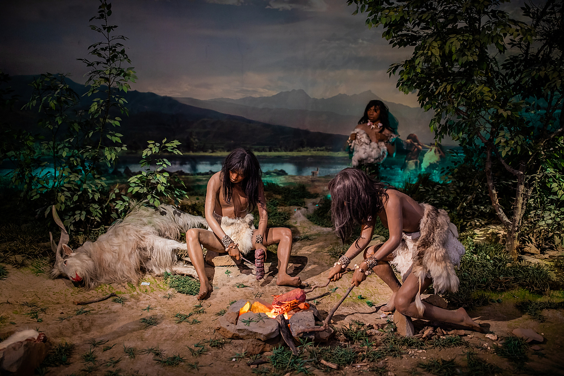 中华远古的原始人是如何用火来做熟食的?