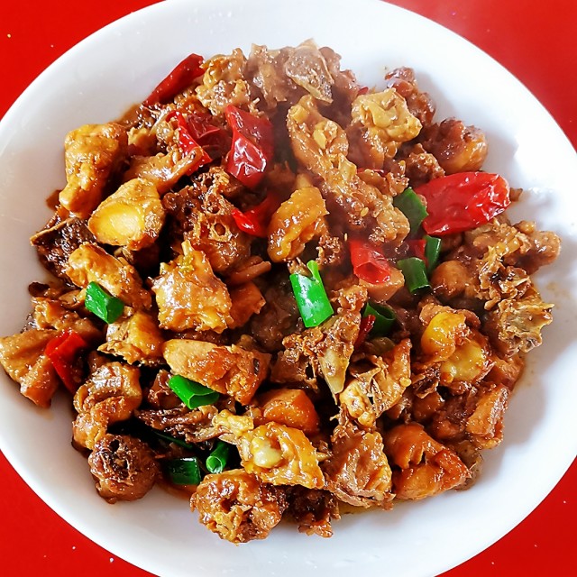 辣子鸡块,色泽红亮,香麻微辣,这样做一锅不够吃!