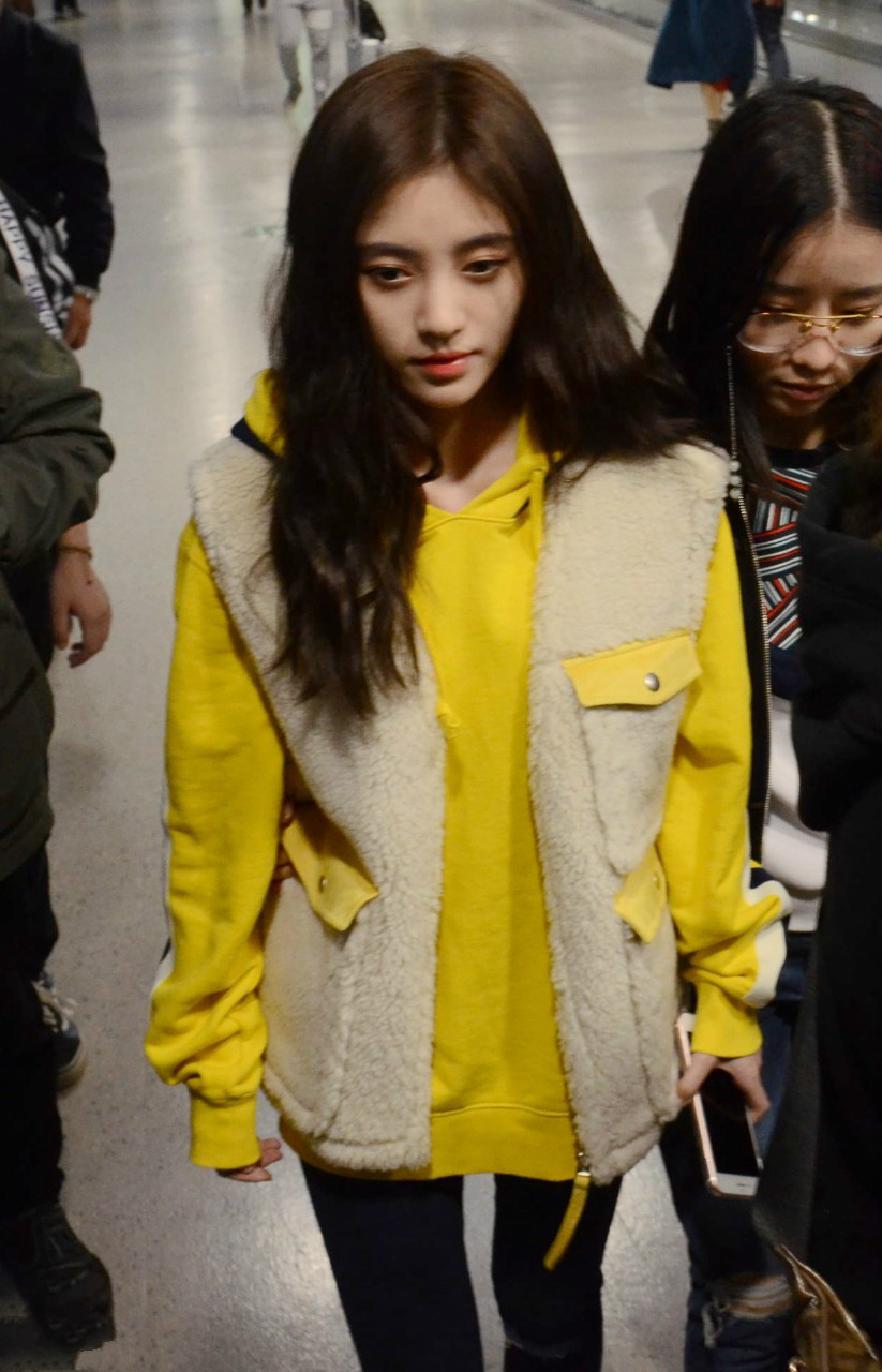 鞠婧祎穿毛绒马甲内搭黄色卫衣现身机场皮肤白皙