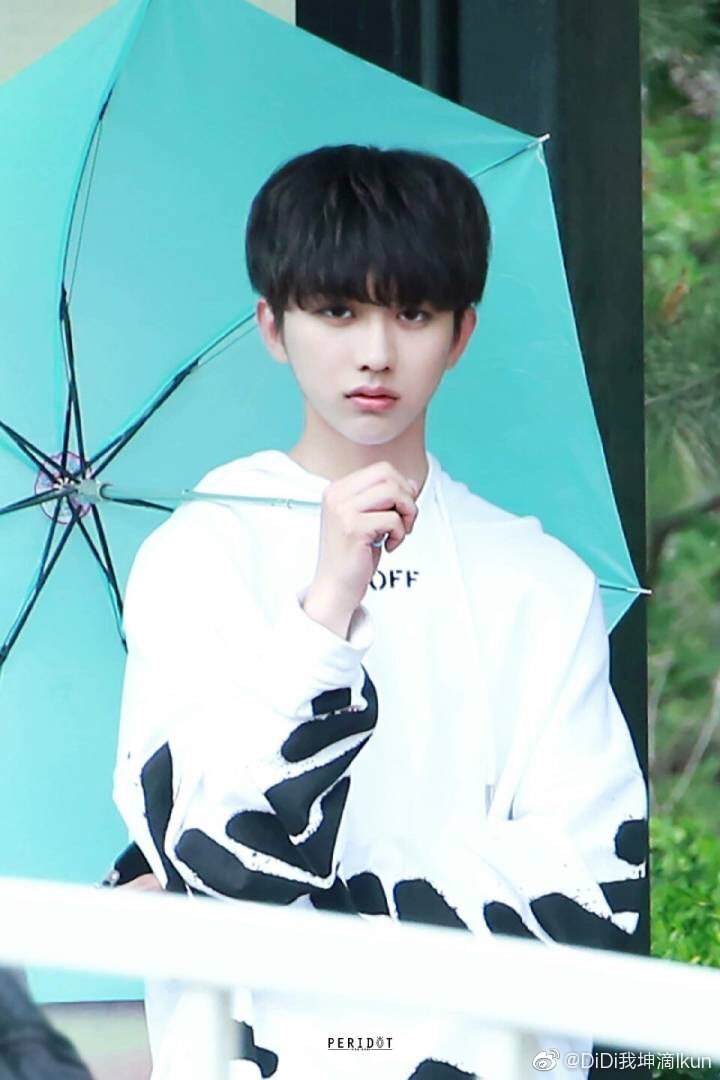 蔡徐坤最新素颜照曝光 与17岁叶麟宝宝没有任何区别