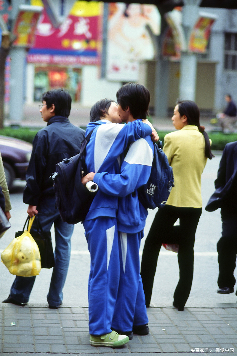 然而,随着时代的发展和观念的变革,一些父母对孩子的早恋持肯定态度