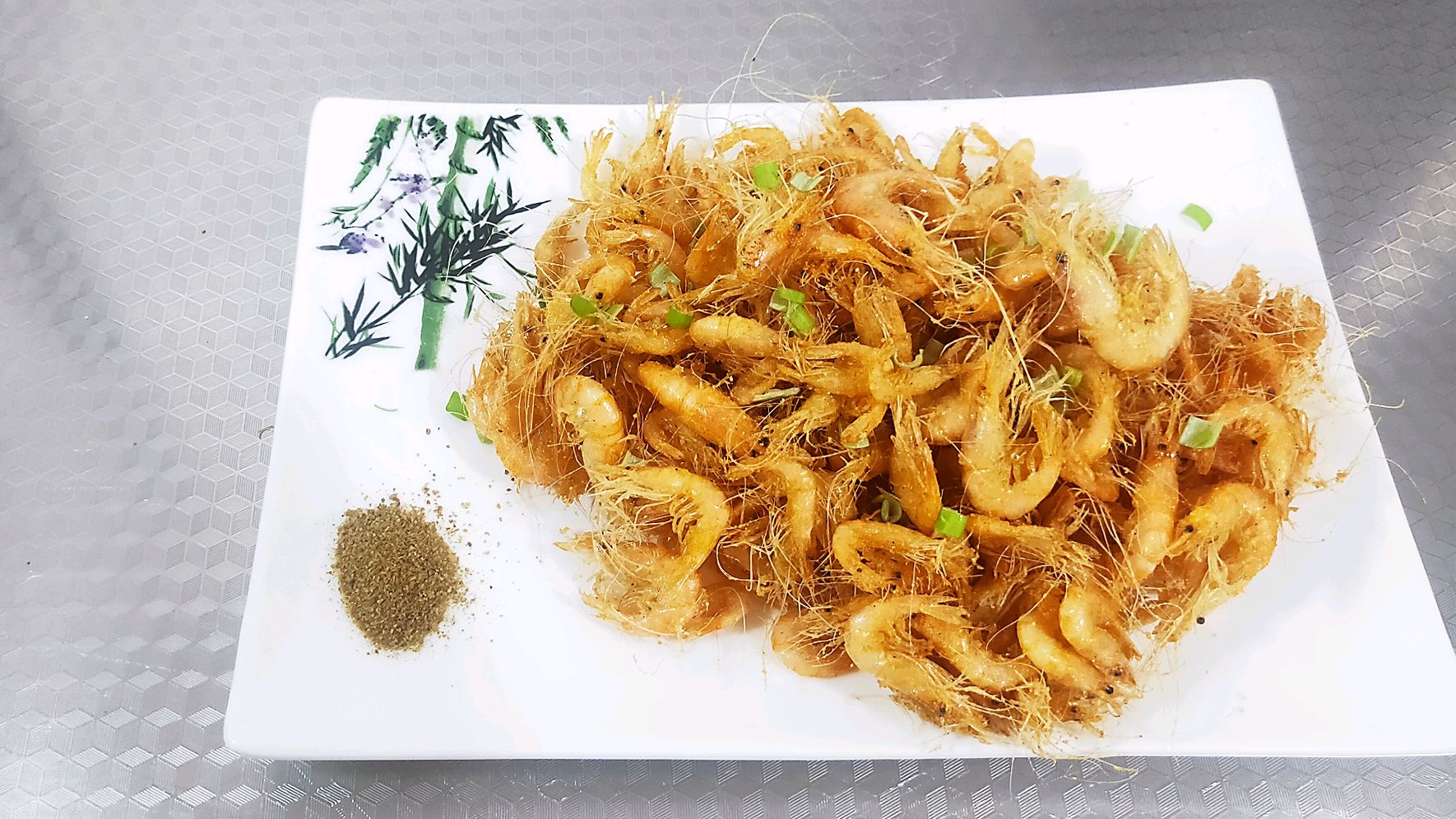 脆炸小虾,海边厨师教你炸海虾,这样做出来色泽金黄又脆又香