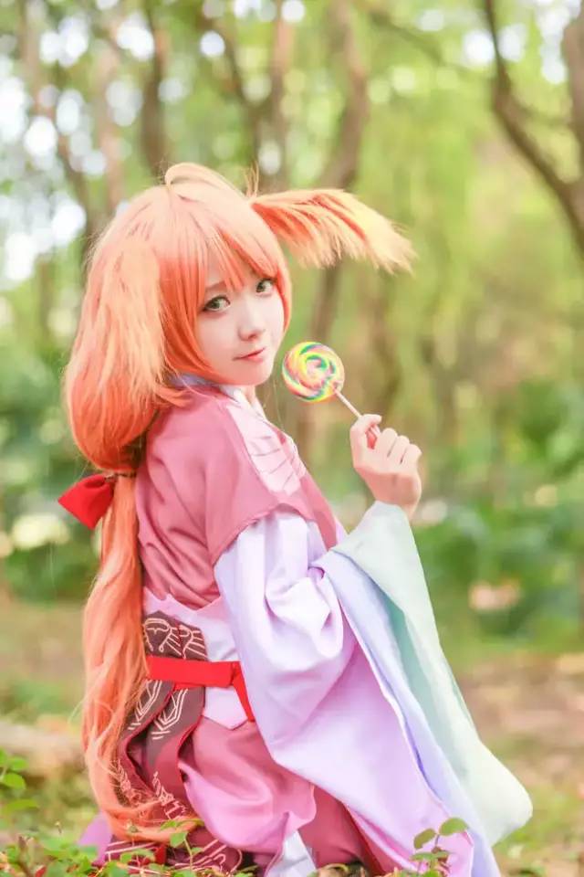 小狐妖裸足在森林里玩耍着,萌萌的福利多多!涂山苏苏cos正片