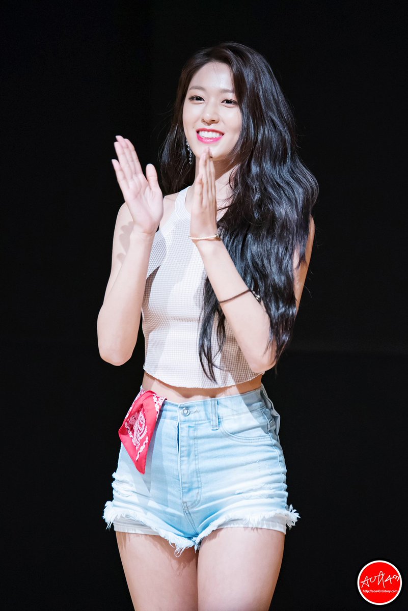 韩国女团aoa举办签售会,门面雪炫和rap智敏大秀友情.